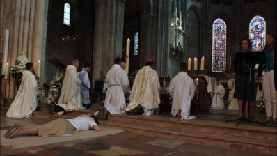 Pendant la Litanie des saints