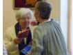 Vilma remet un petit cadeau à Marie-Thérèse, pour l'anniversaire de ses 40 années de consécration